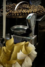 Roast chestnuts and a balance at the corner of Via Frattina with Piazza del Popolo